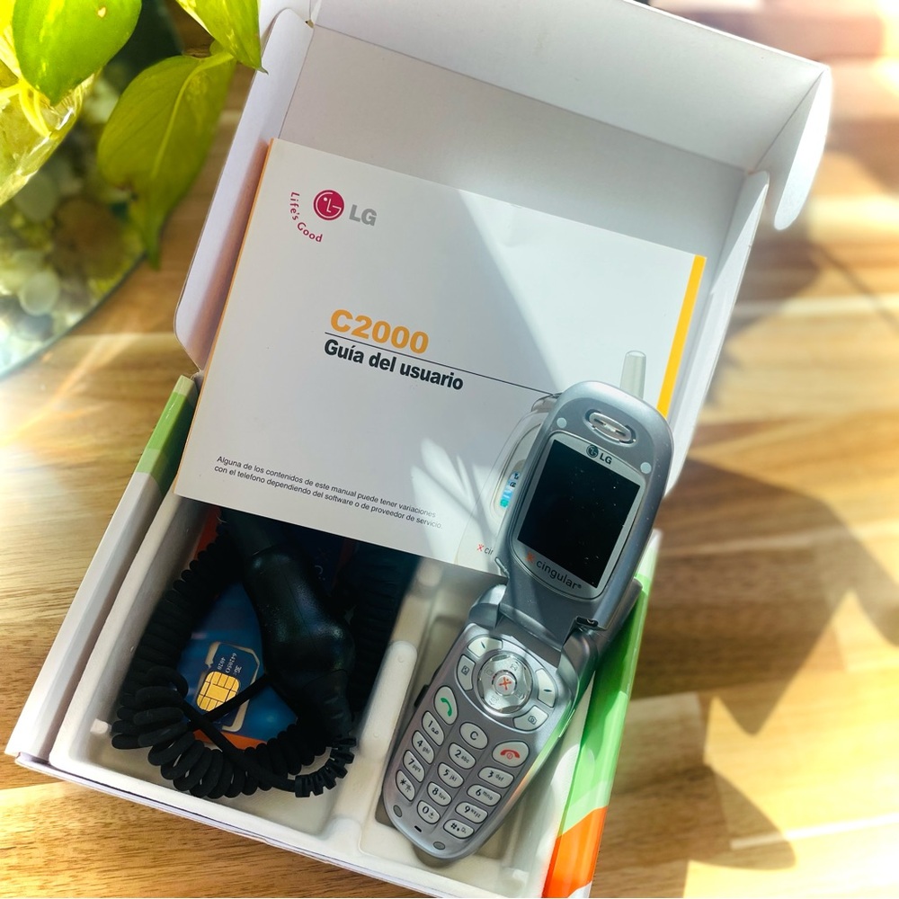 LG | C2000 | Cingular Wireless Vintage Retro Flip Phone + Car Charger